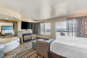 Guestroom with whirlpool